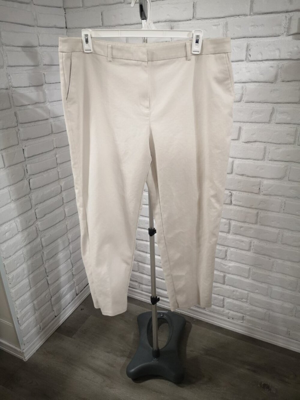 Jones New York Signature Ladies Size 18W Cream Grace Ankle Pants